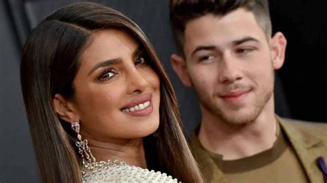 Priyanka Chopras cheeky bikini photo with husband Nick Jonas。